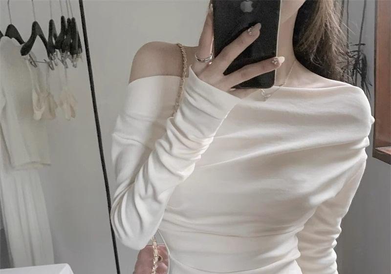 Long-Sleeve Off-Shoulder Plain Asymmetrical Ruched Slim Fit Tee Product Image
