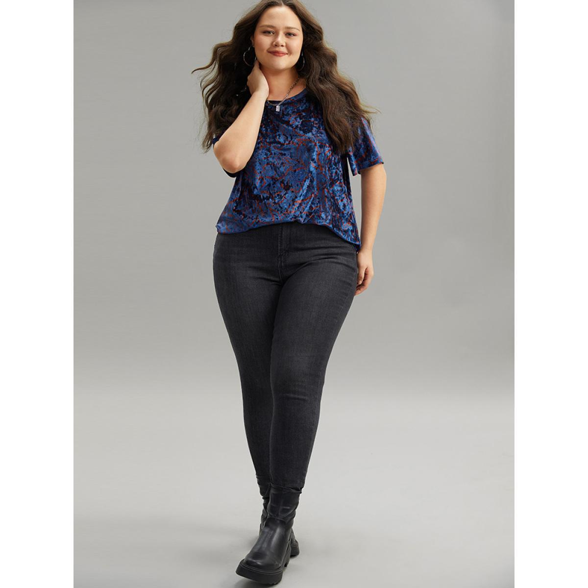Plus Size Silhouette Floral Print Crew Neck T-shirt Aegean Women Elegant Printed Floral Round Neck Dailywear T-shirts BloomChic 10/M Product Image
