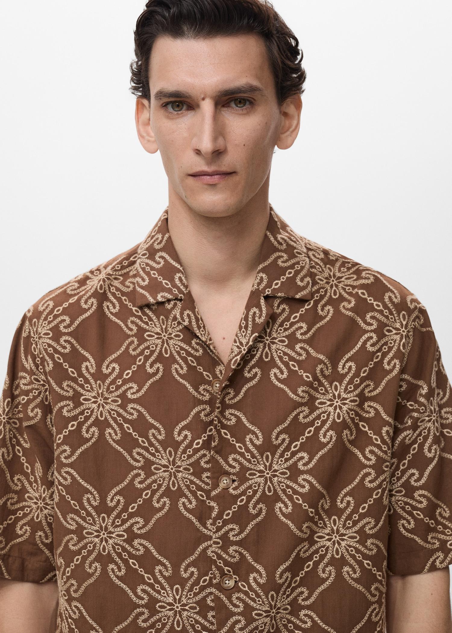 Short-sleeved embroidered shirt - Men | MANGO USA Product Image