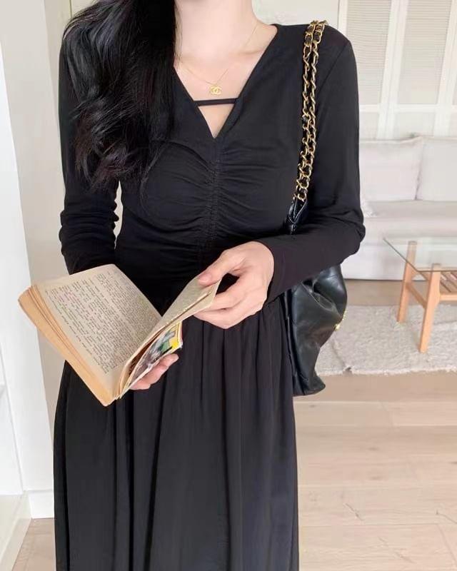 Long-Sleeve V-Neck Plain Ruched Midi A-Line Dress Product Image