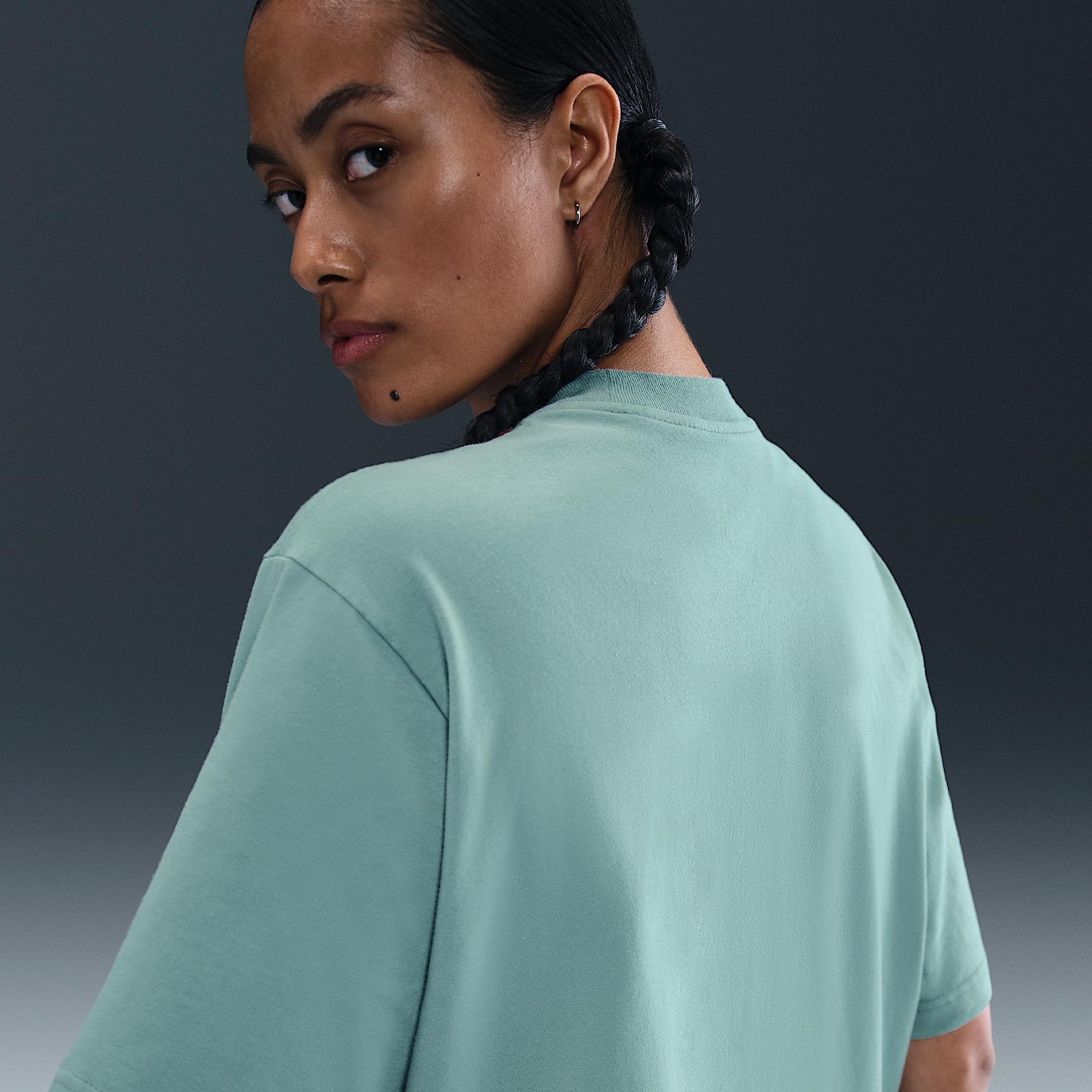 Nike Sportswear Essential Women's Boxy Graphic T-Shirt Product Image