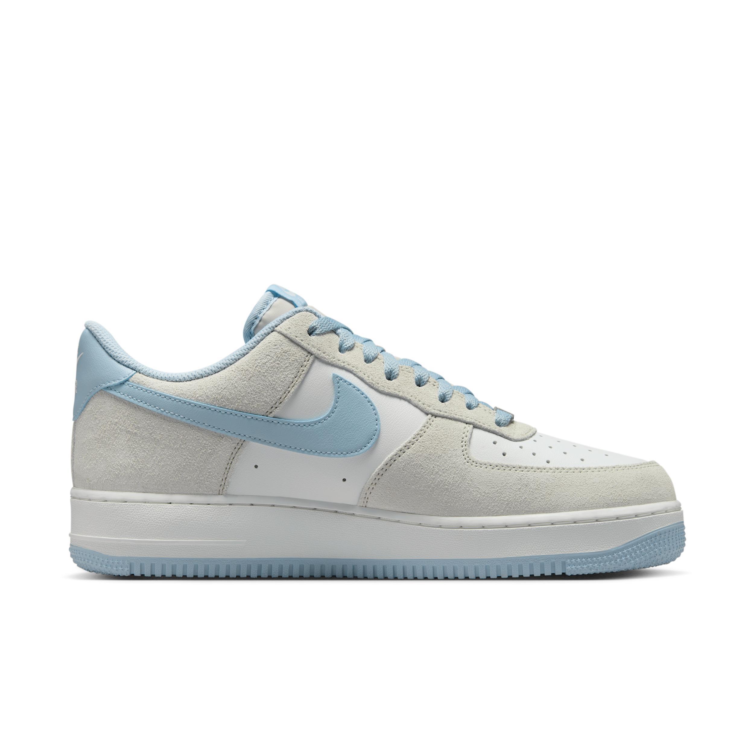Nike Men's Air Force 1 '07 LV Shoes Product Image