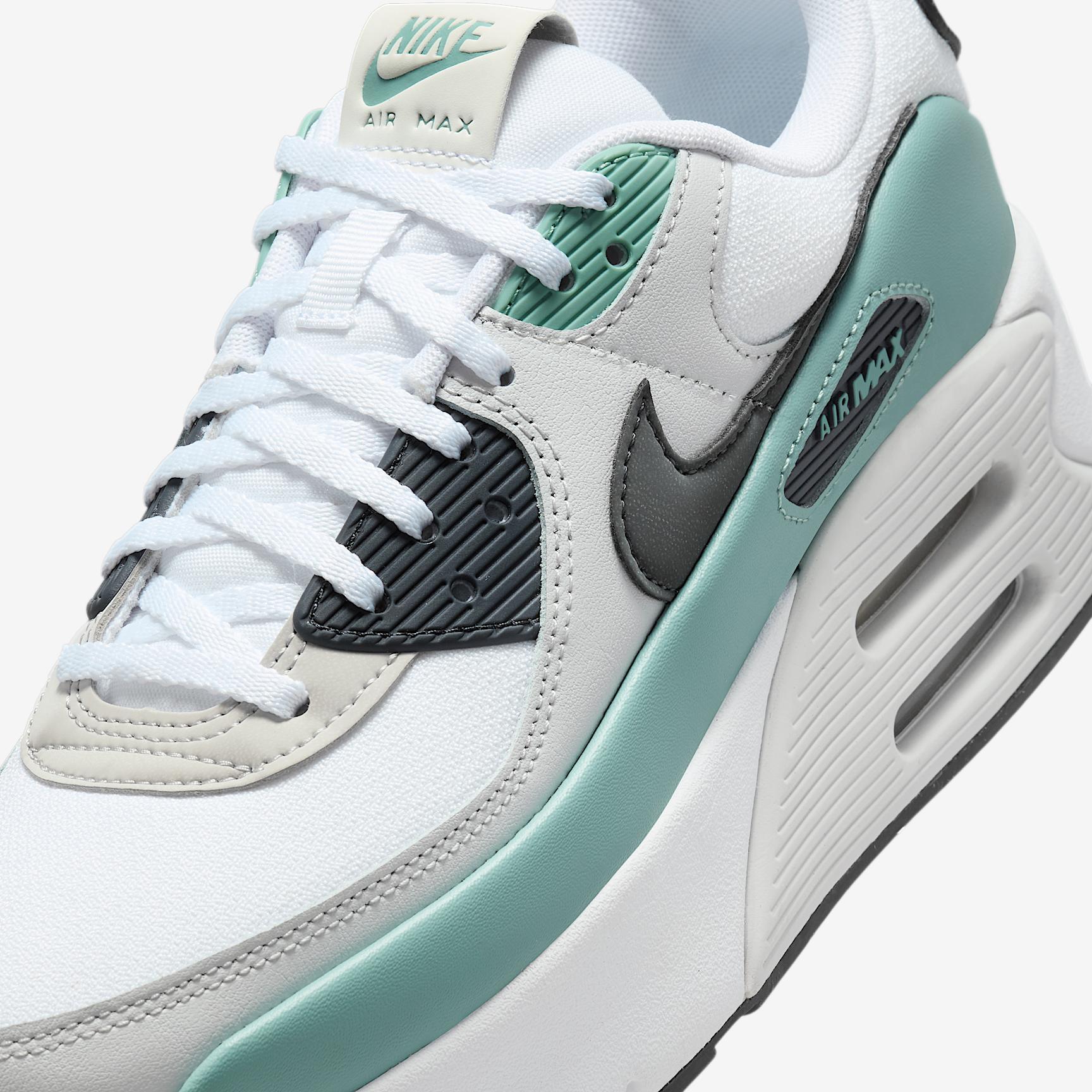 Nike Women's Air Max 90 LV Shoes Product Image