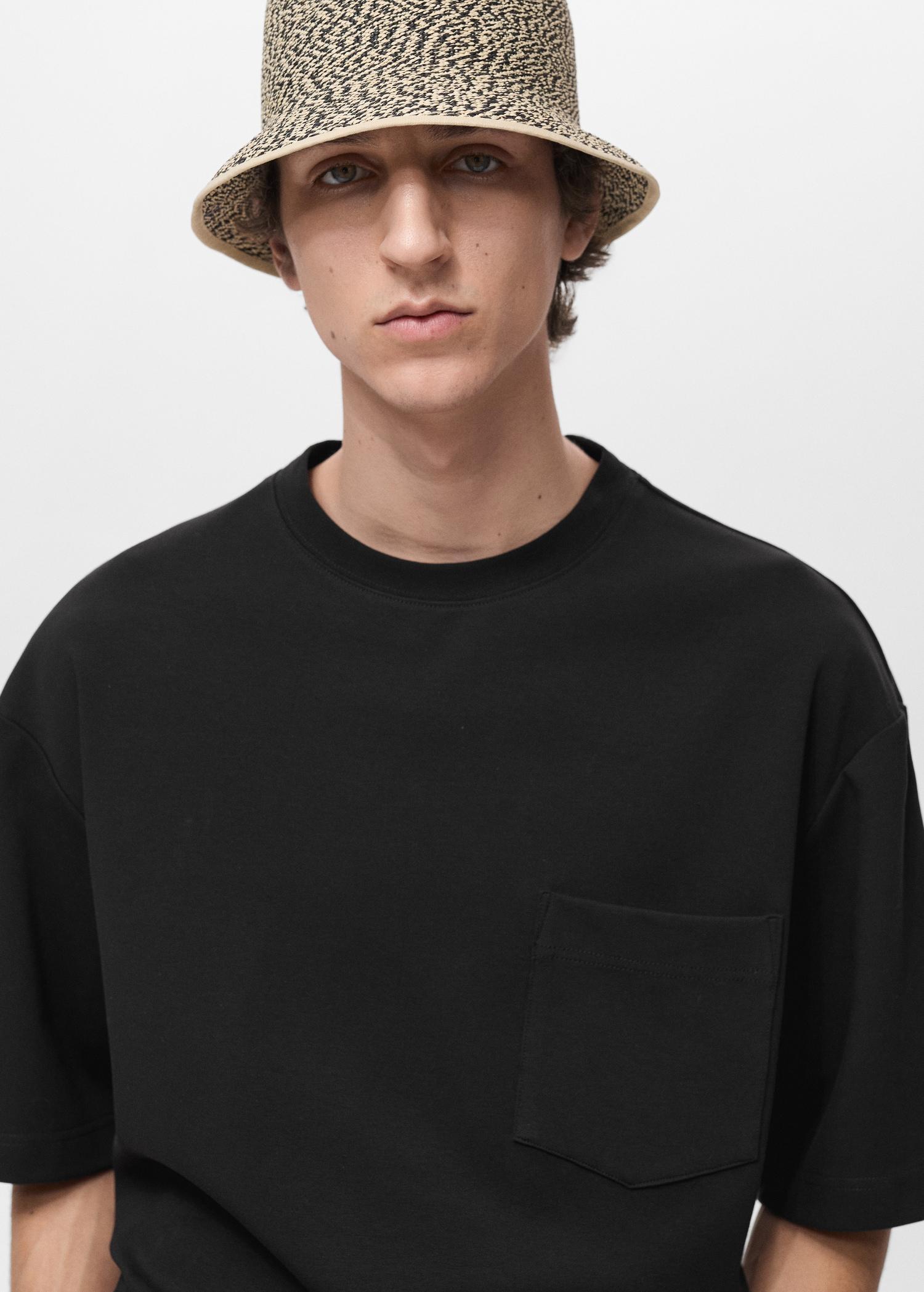 Oversized t-shirt with pocket - Men | MANGO USA Product Image