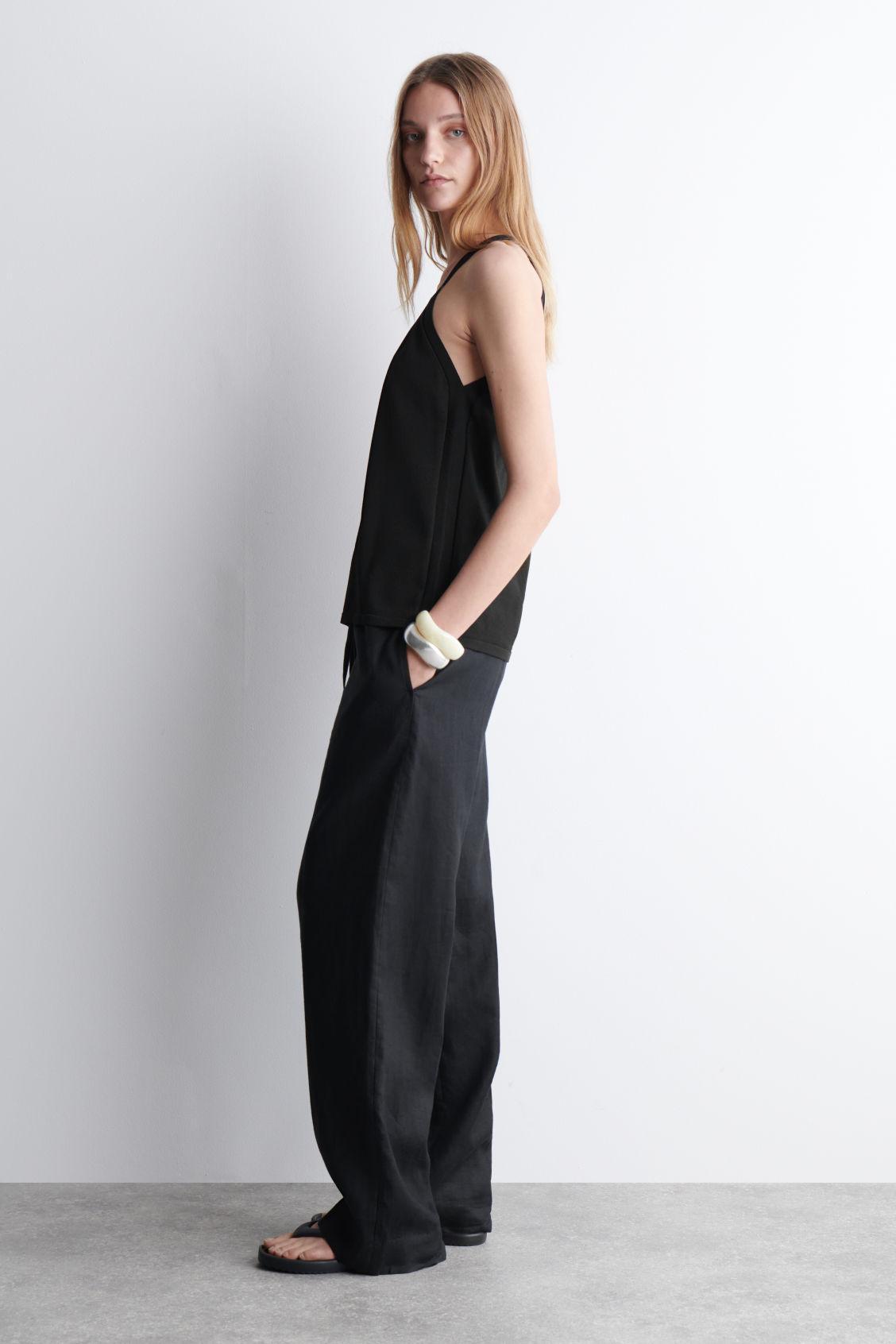 KNITTED V-NECK TANK TOP Product Image