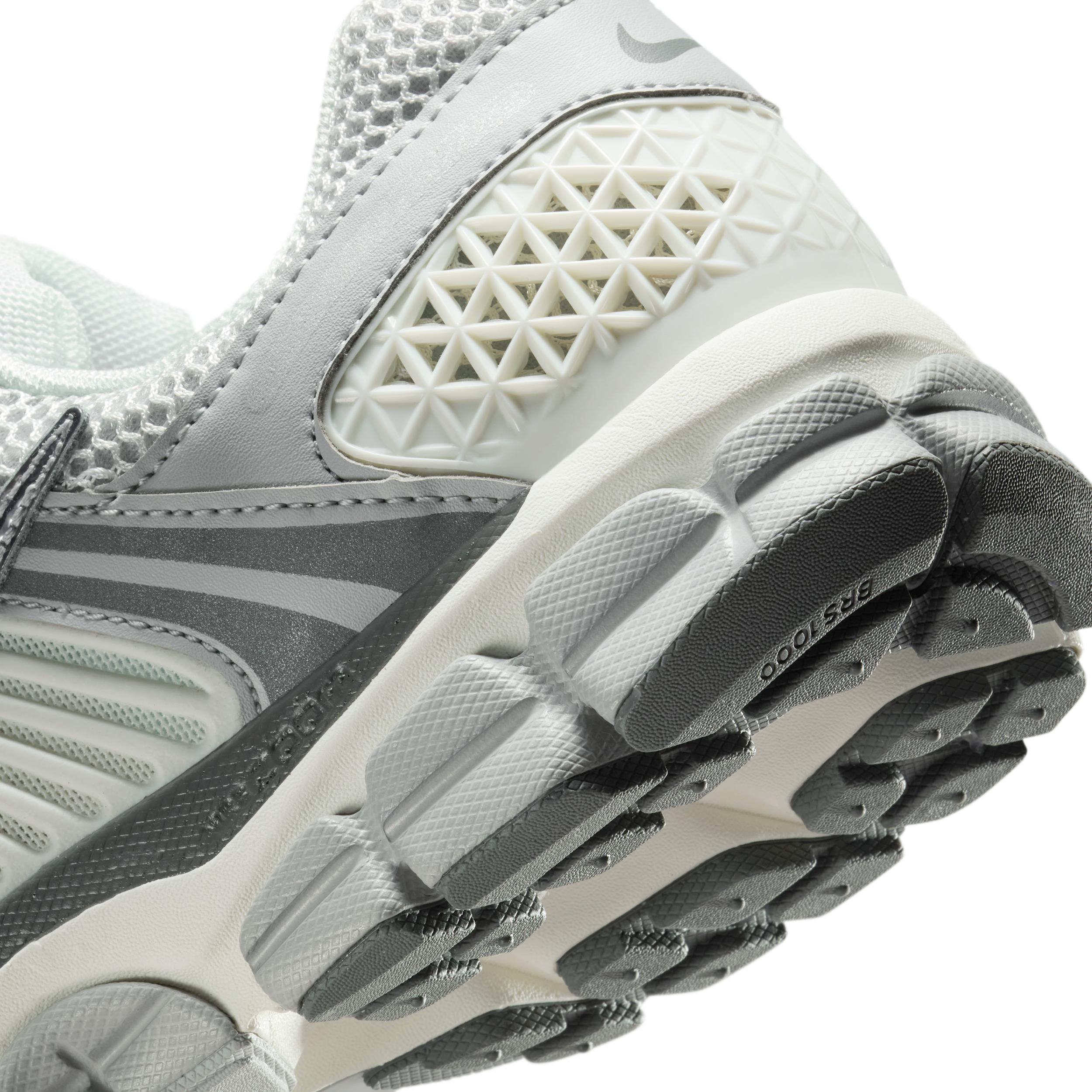Nike Men's Zoom Vomero 5 Shoes Product Image