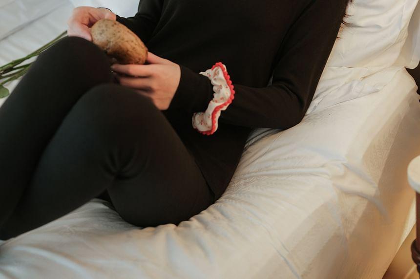 Long-Sleeve V-Neck Contrast Trim Bow Slim Fit T-Shirt / High Waist Leggings / Set Product Image