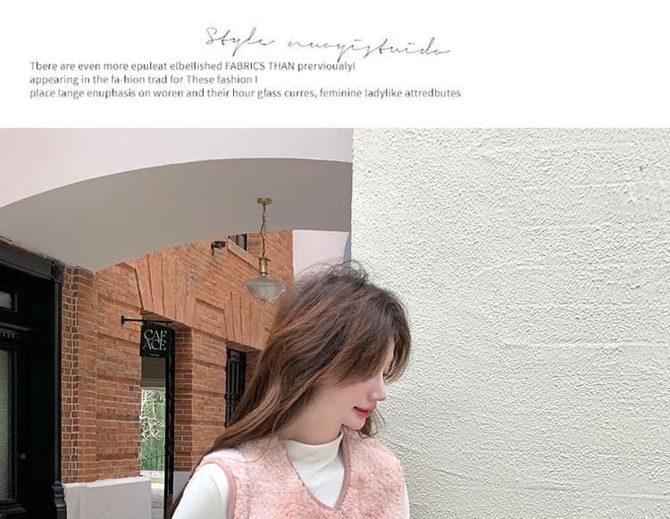 V-Neck Fleece Zip-Up Vest Product Image