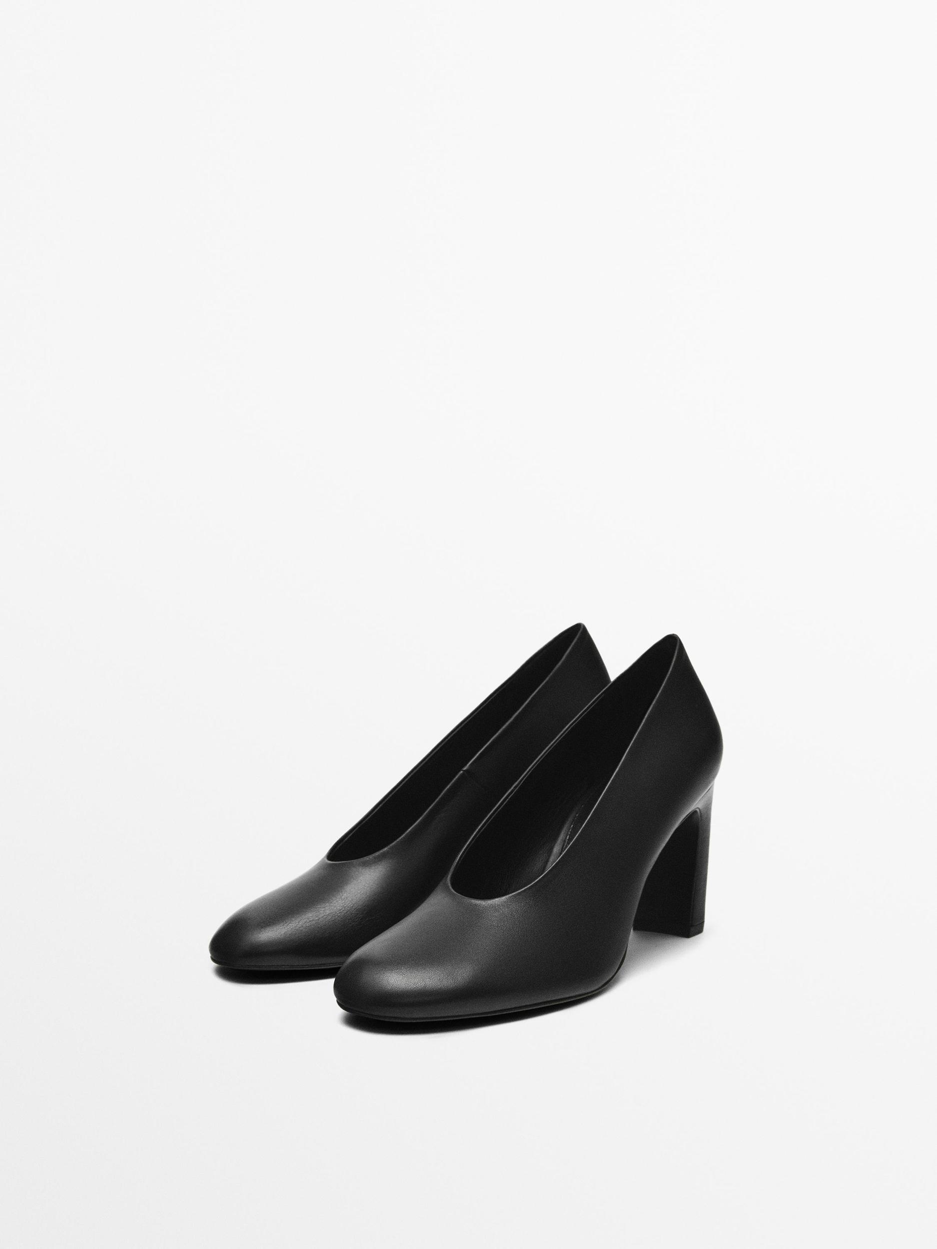 Heeled shoes with rounded toe Product Image