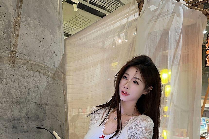 Long-Sleeve V-Neck Bow Lace Slim Fit T-Shirt Product Image