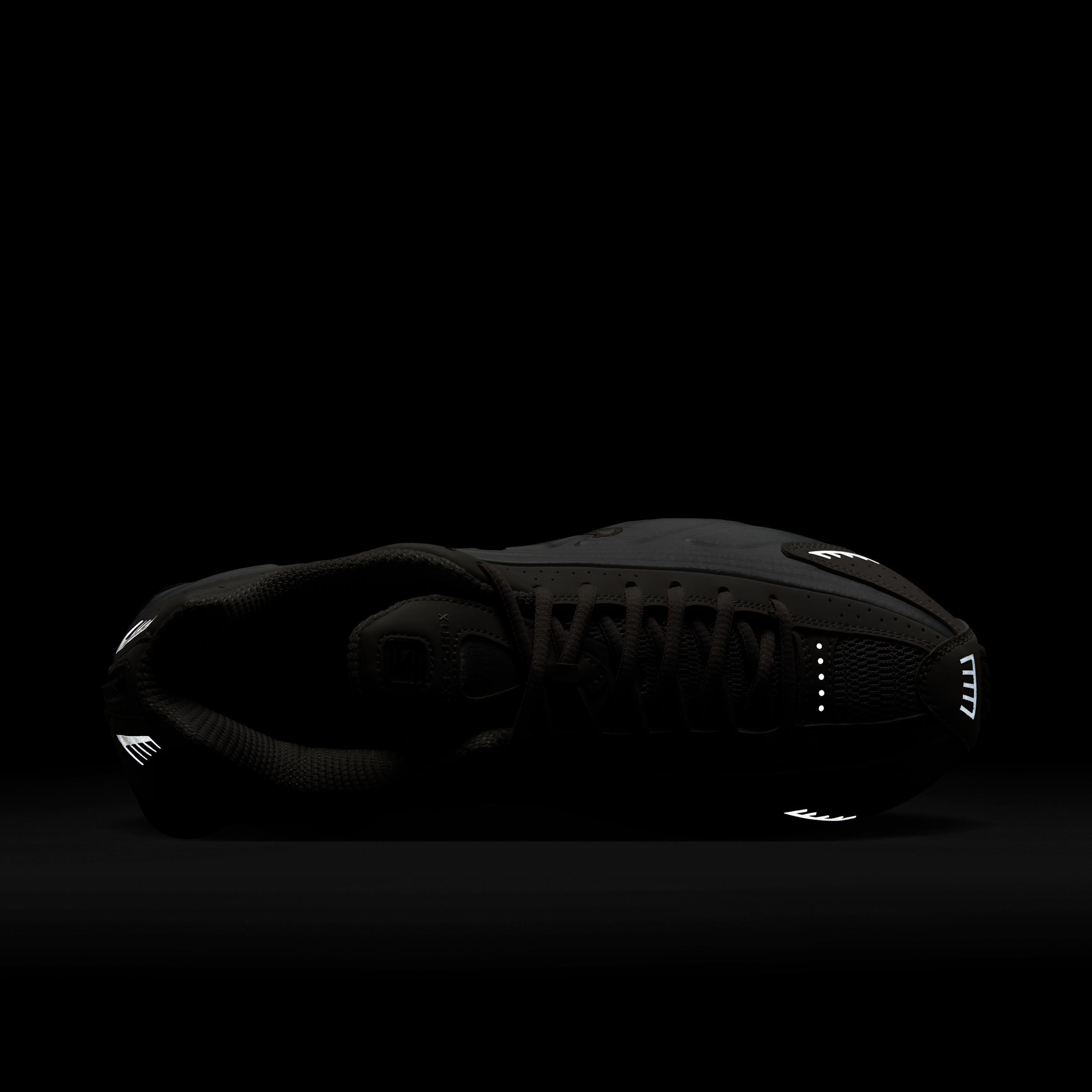 Nike Men's Shox R4 Shoes Product Image