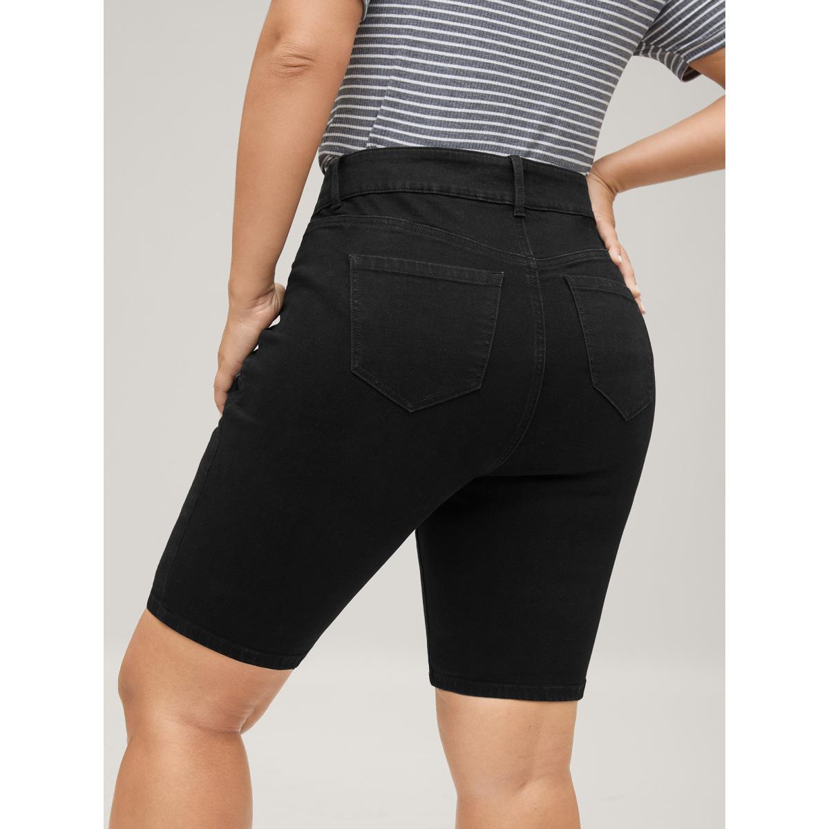 Plus Size Classic Skinny-Fit Denim Shorts Women Denimblack Medium stretch Everyday-Casual Slanted pocket Denim Shorts BloomChic 28/5X Product Image