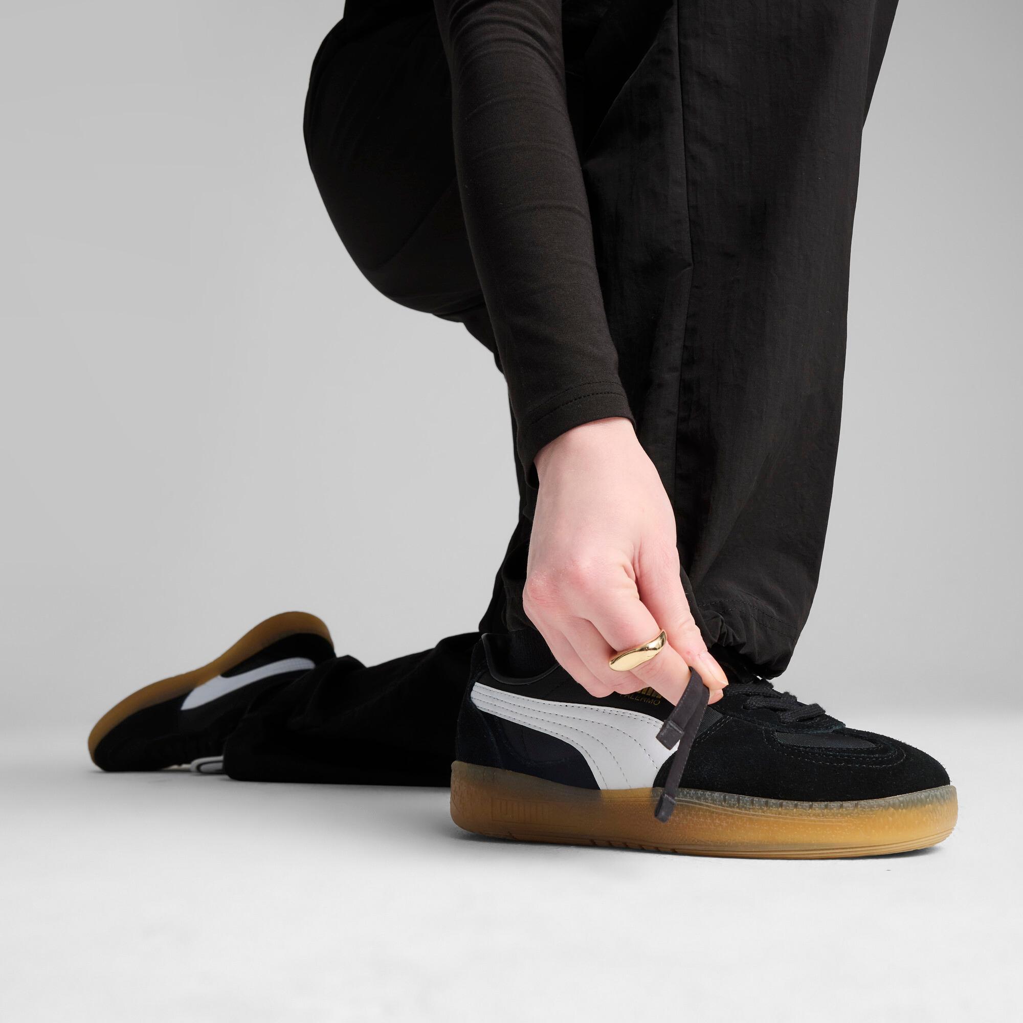 Wardrobe Essentials Women's Relaxed Woven Cargo Pants Product Image