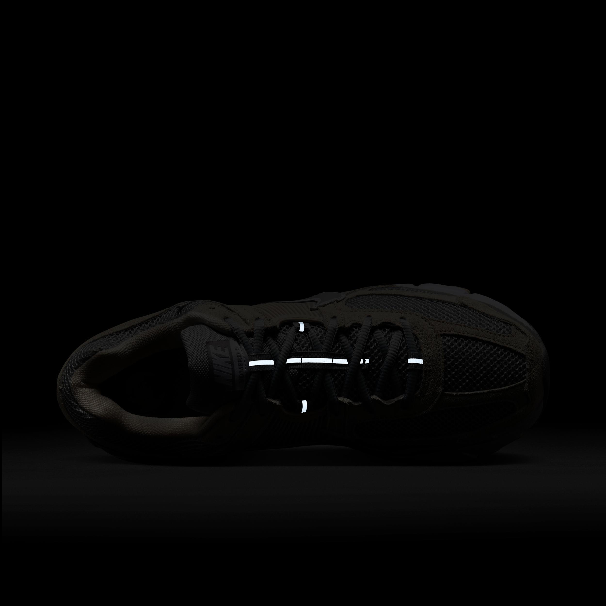 Nike Men's Zoom Vomero 5 Shoes Product Image