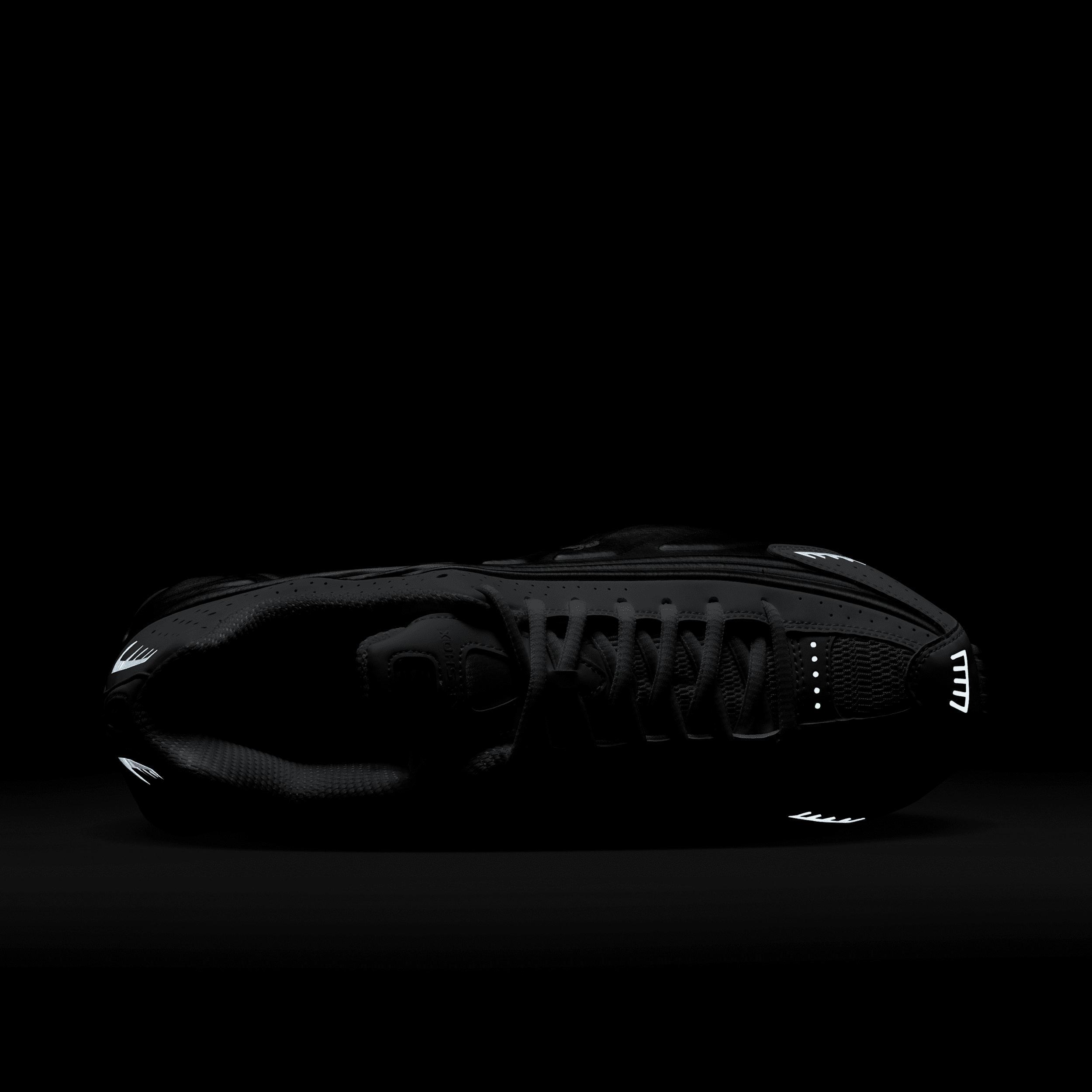 Nike Men's Shox R4 Shoes Product Image