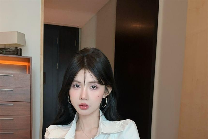Long-Sleeve Twisted Plain Crop Shirt Product Image