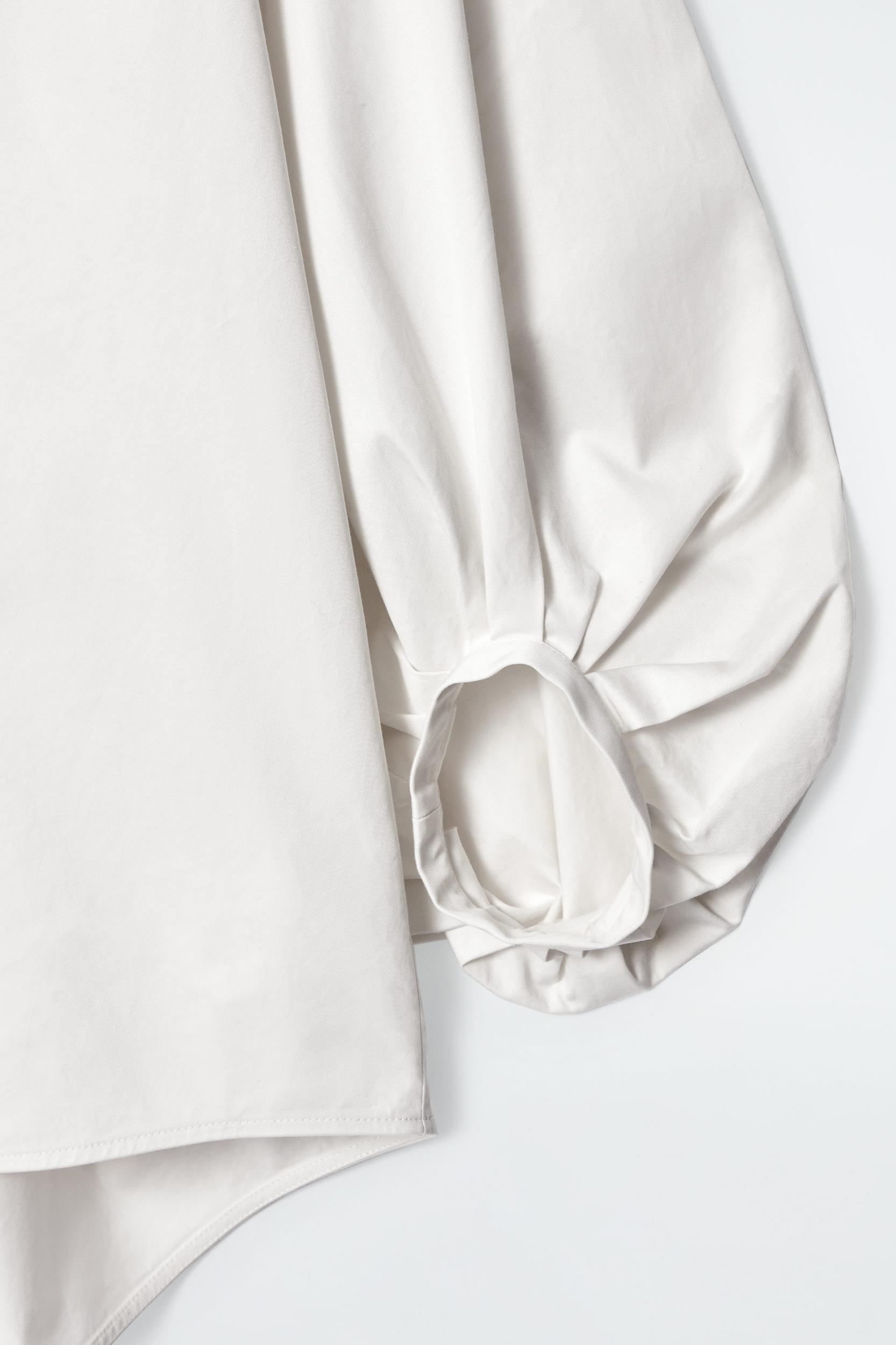 BALLOON-SLEEVE BLOUSE Product Image