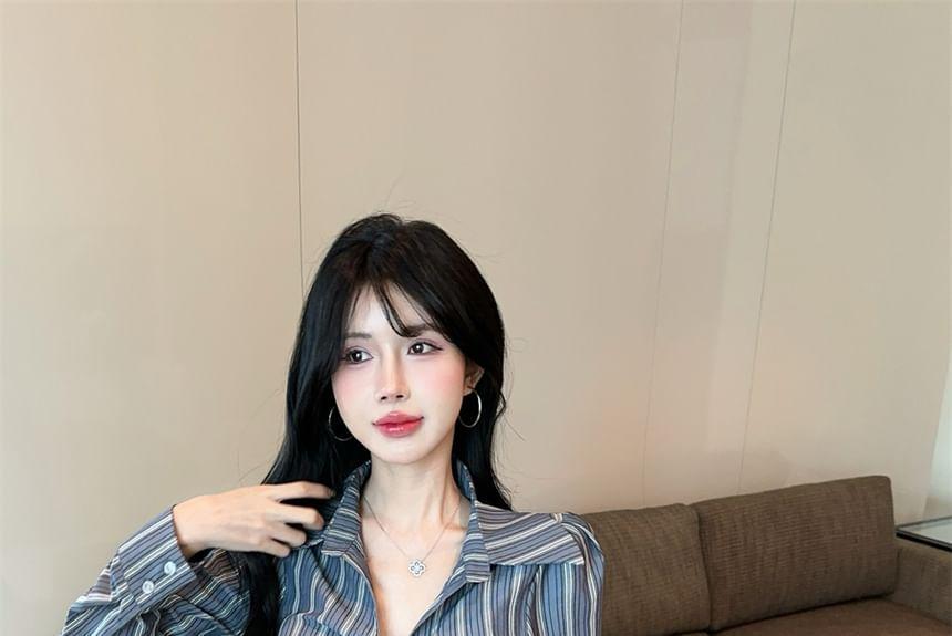 Long-Sleeve Twisted Plain Crop Shirt Product Image