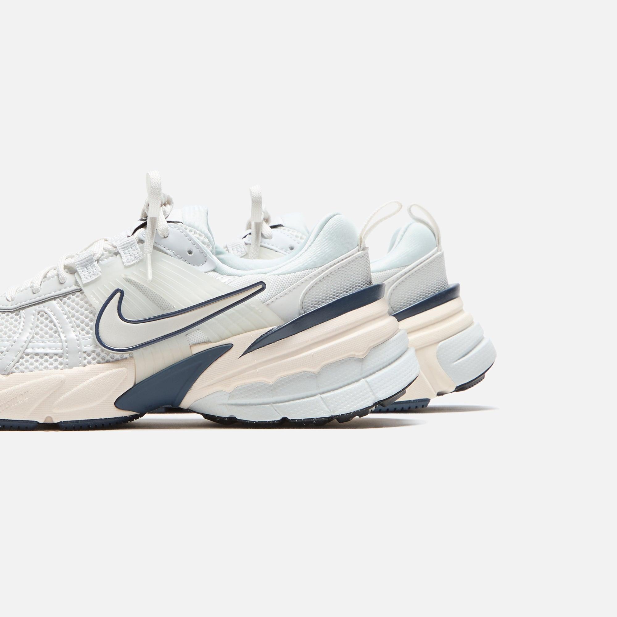 Nike WMNS V2K Run - Platinum Tint / Platinum Tint / Pure Platinum Female Product Image