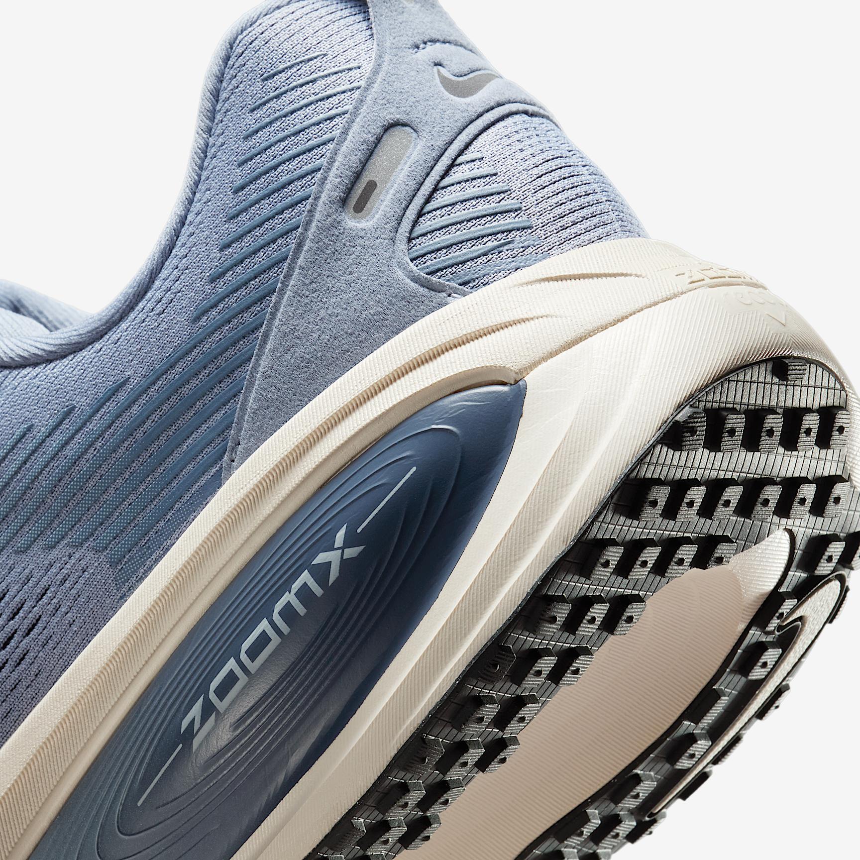 Nike Men's Vomero 18 Road Running Shoes (Extra Wide) Product Image