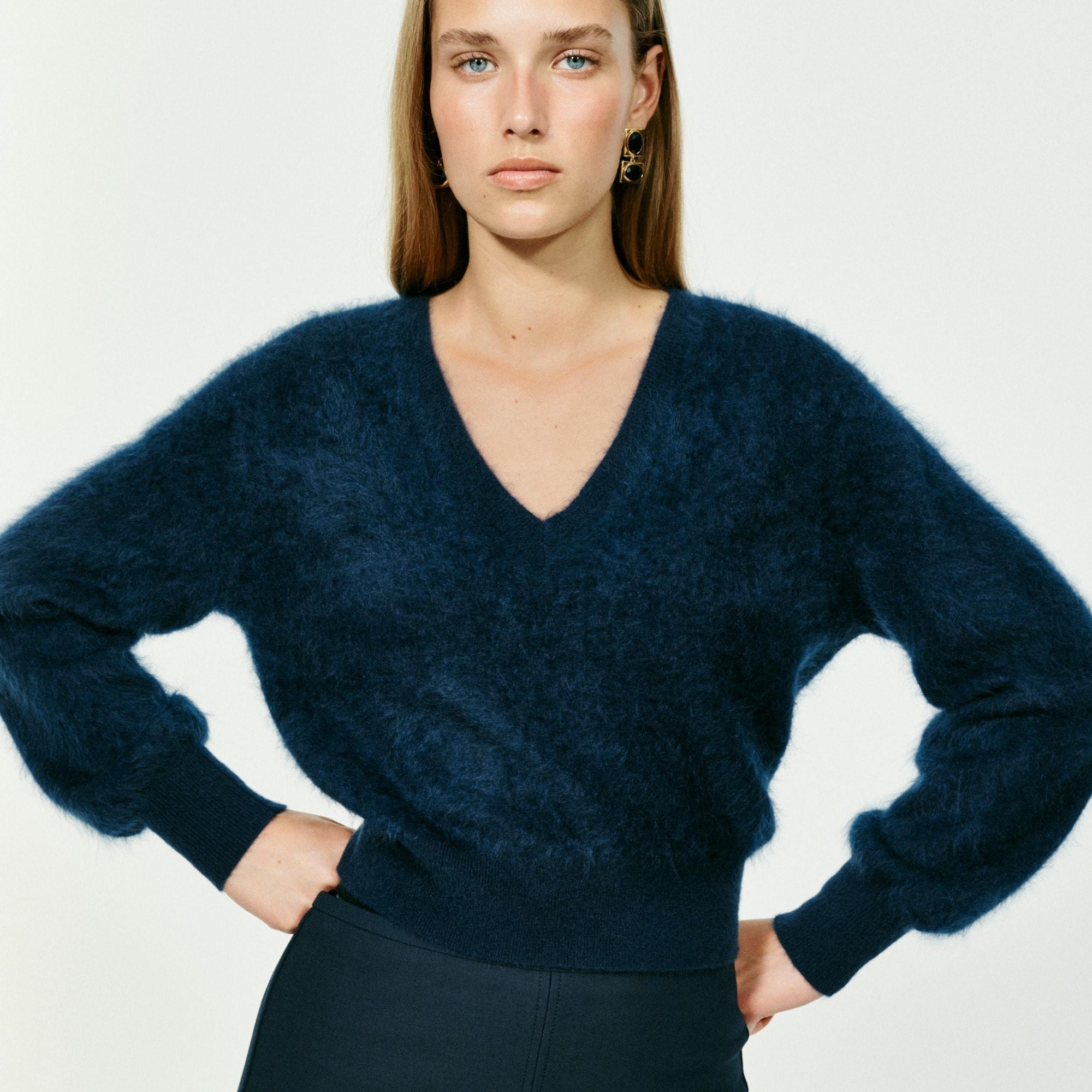 Brushed cashmere cropped V-neck sweater Product Image