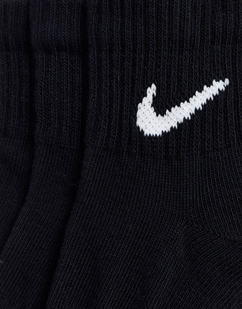 Nike Training Everyday Cushioned 3 pack ankle sock in black Product Image