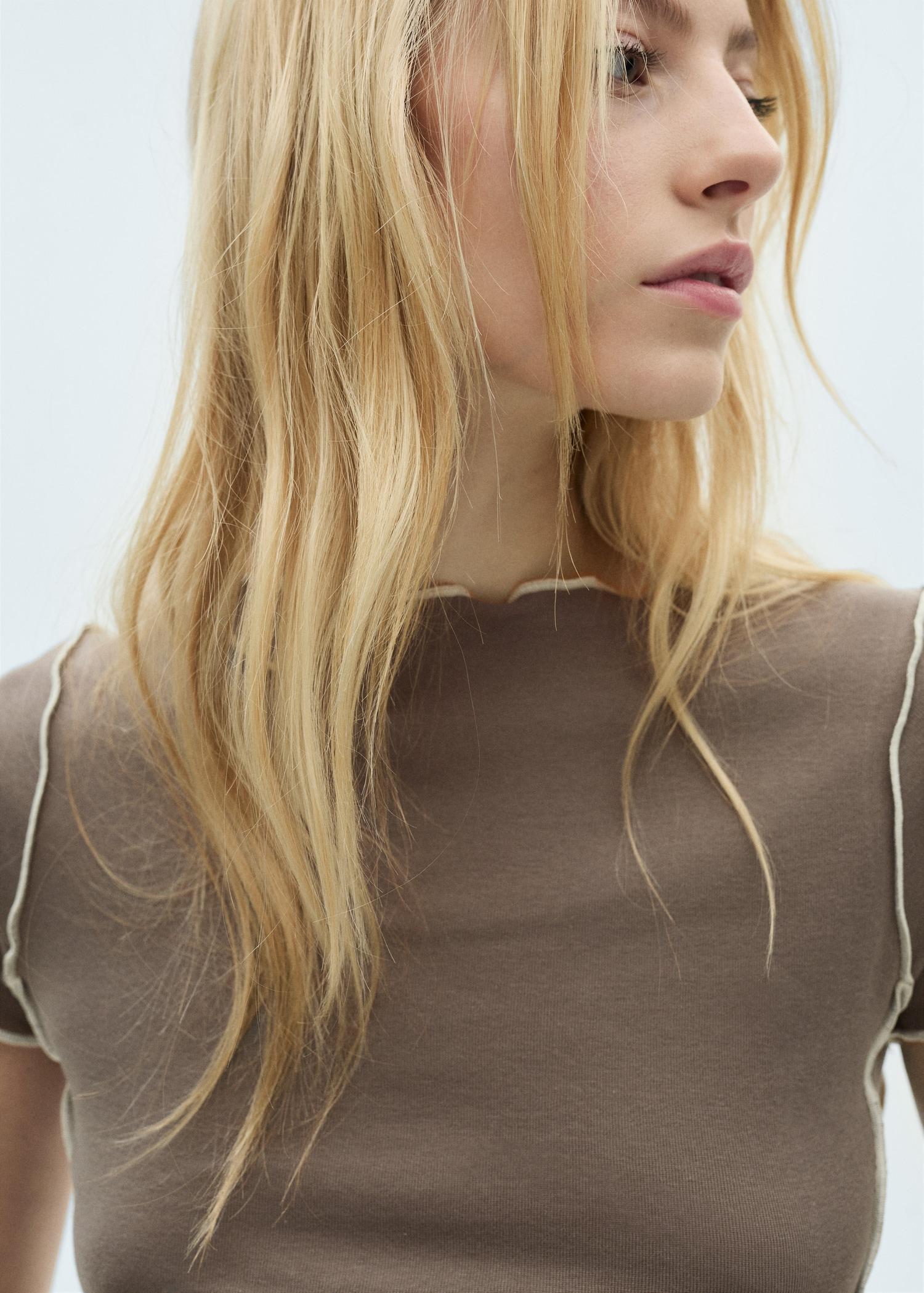 Crop top t-shirt with contrasting trim - Women | MANGO USA Product Image