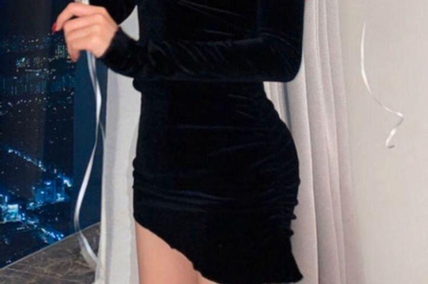 Long-Sleeve Off-Shoulder Velvet Slim-Fit Mini Dress Product Image