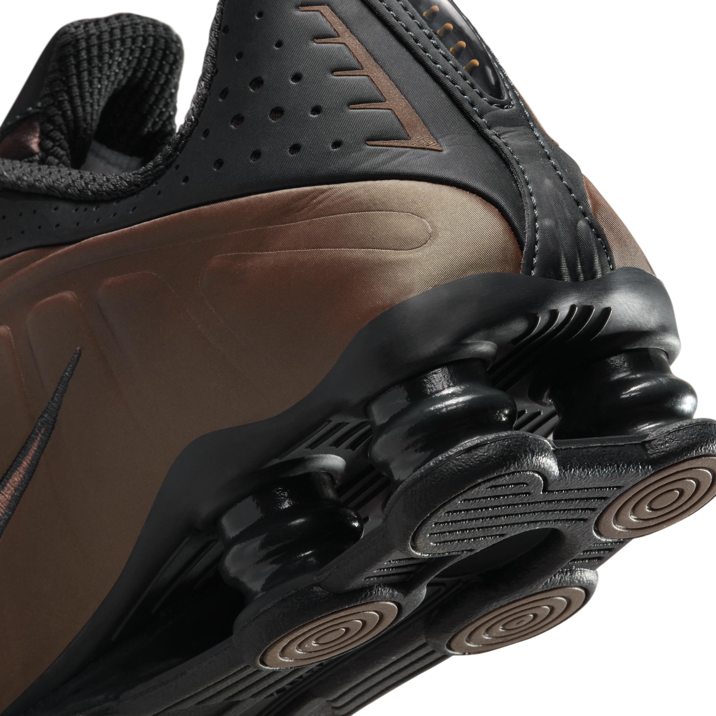 Nike Women's Shox R4 Shoes Product Image
