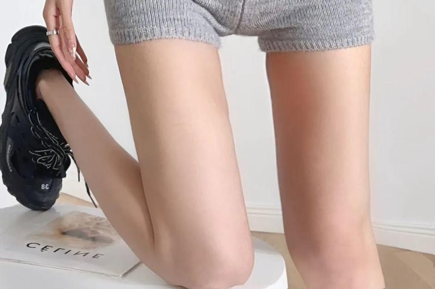 Mid Rise Plain Knit Shorts Product Image