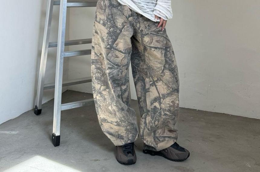 Low-Waist Camo Print Balloon Jeans Product Image