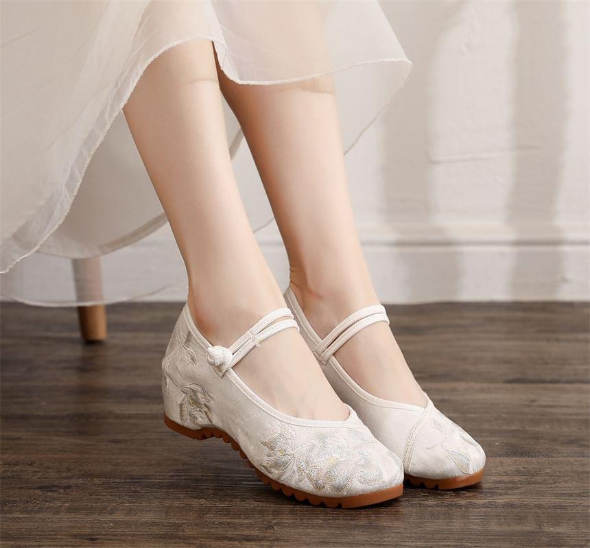 Flower Embroidered Chunky Heel Hanfu Mary Jane Shoes Product Image