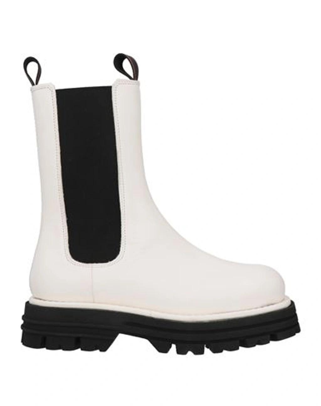 BARRACUDA Ankle Boots In White Product Image