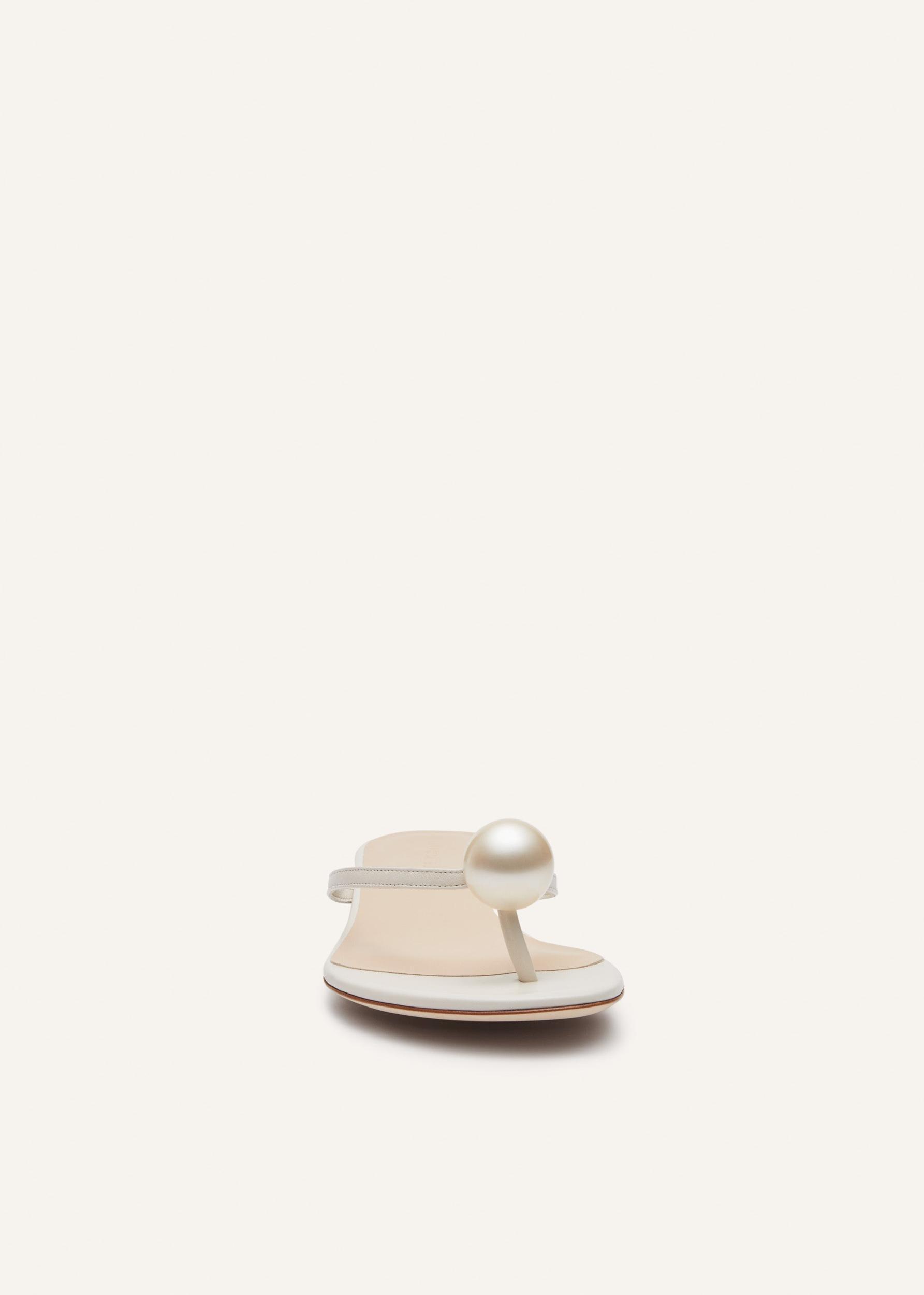 Flat thong pearl sandals in cream leather Product Image