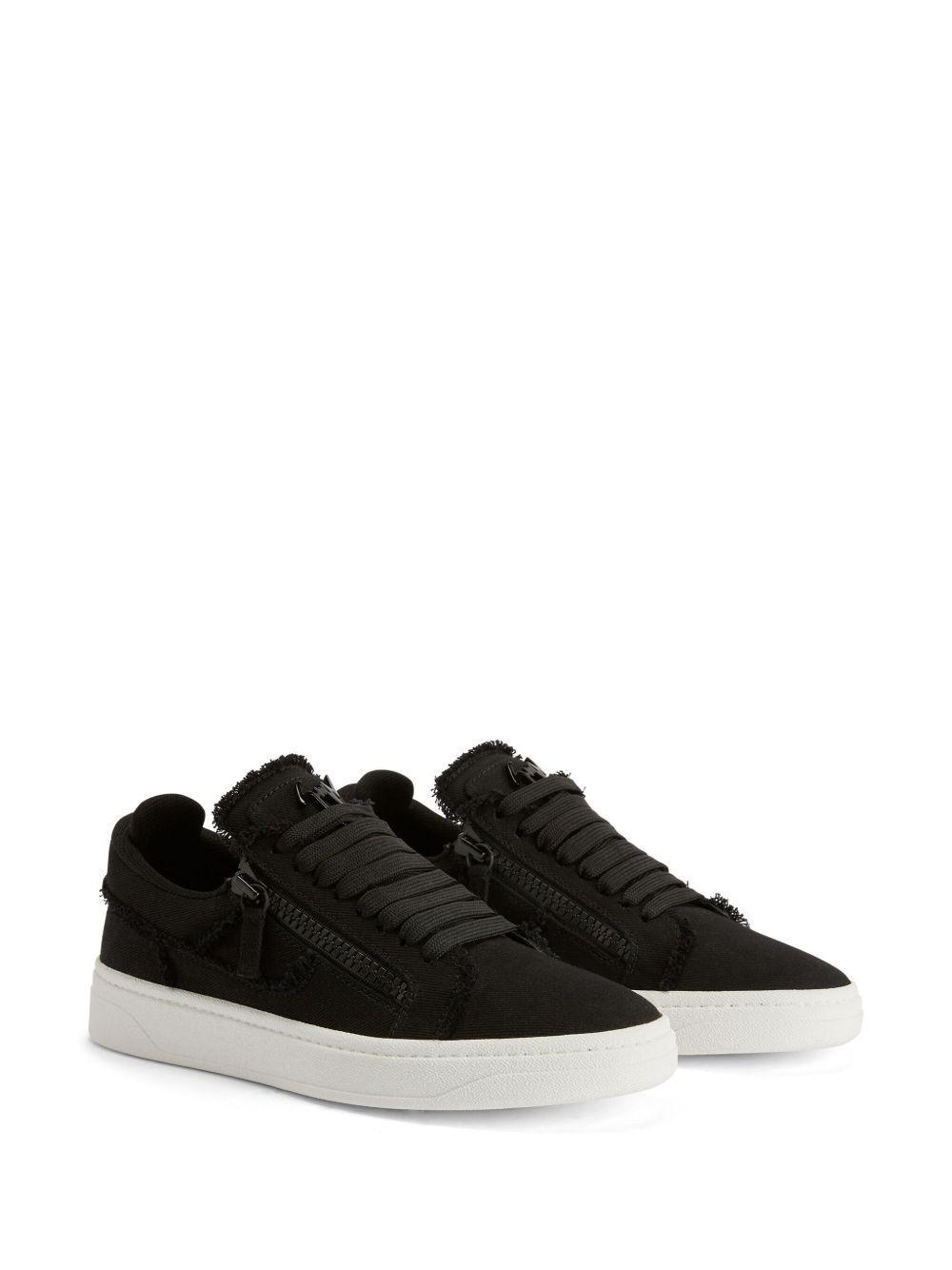 GZ94 logo-plaque sneakers Product Image