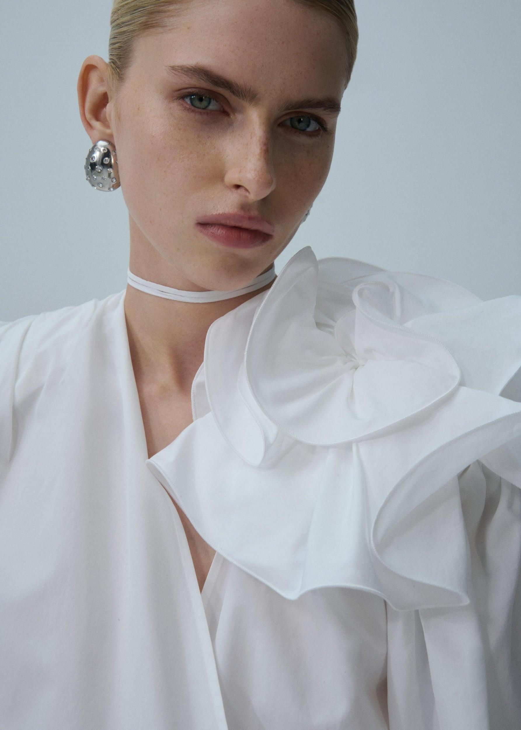 Classic cotton flower blouse in white Product Image