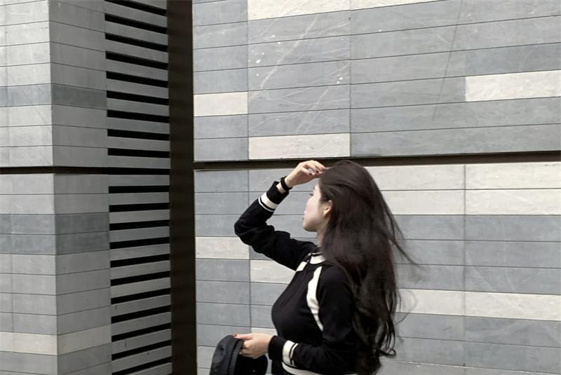 Long-Sleeve Mock Neck Two Tone Half-Zip Crop Slim Fit Tee Product Image