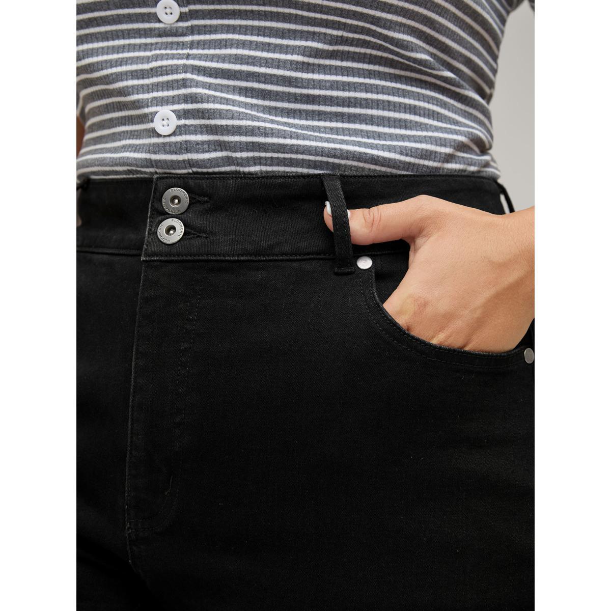 Plus Size Classic Skinny-Fit Denim Shorts Women Denimblack Medium stretch Everyday-Casual Slanted pocket Denim Shorts BloomChic 18/2X Product Image