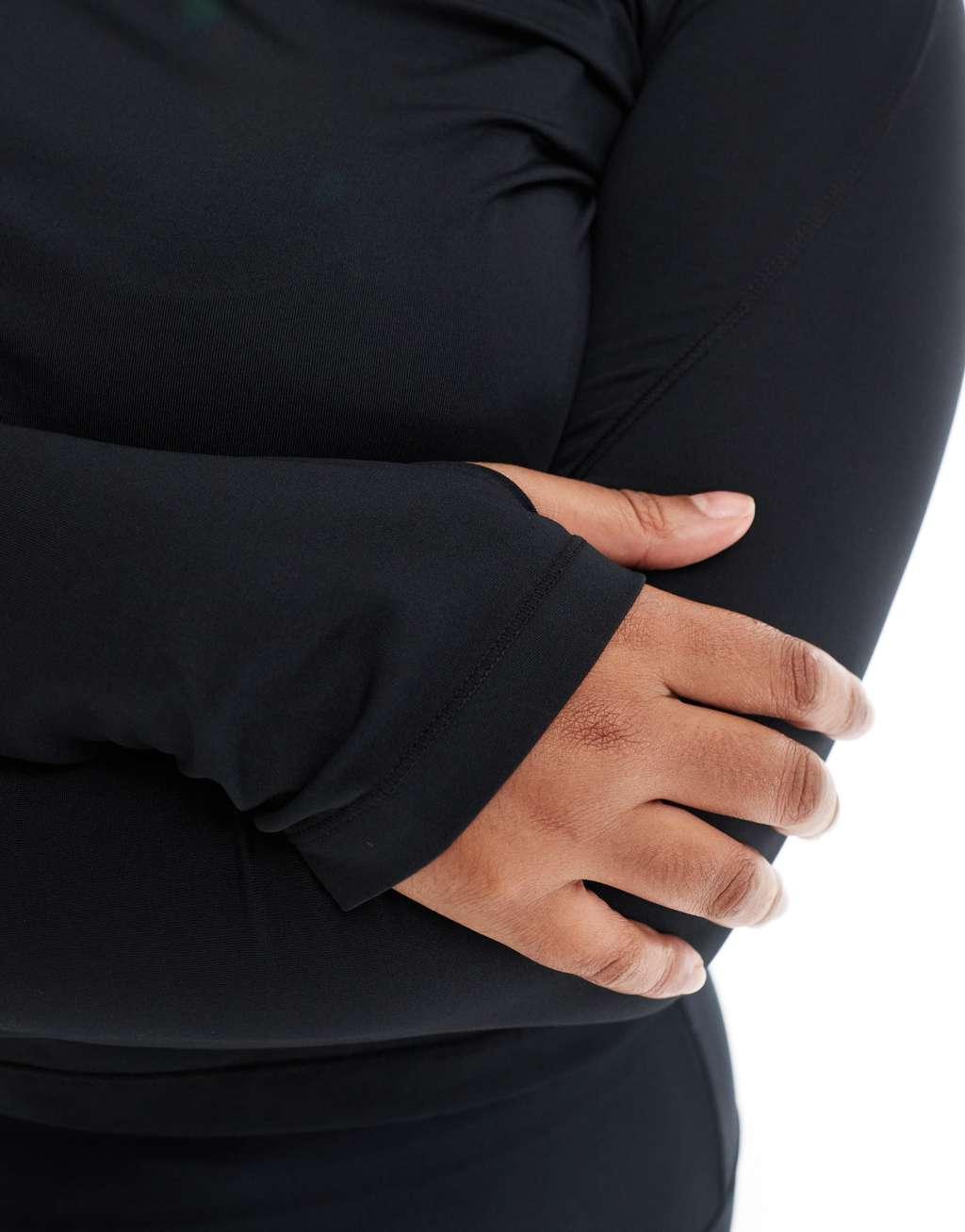 4505 Curve Icon slim fit active long sleeve top in black  Product Image