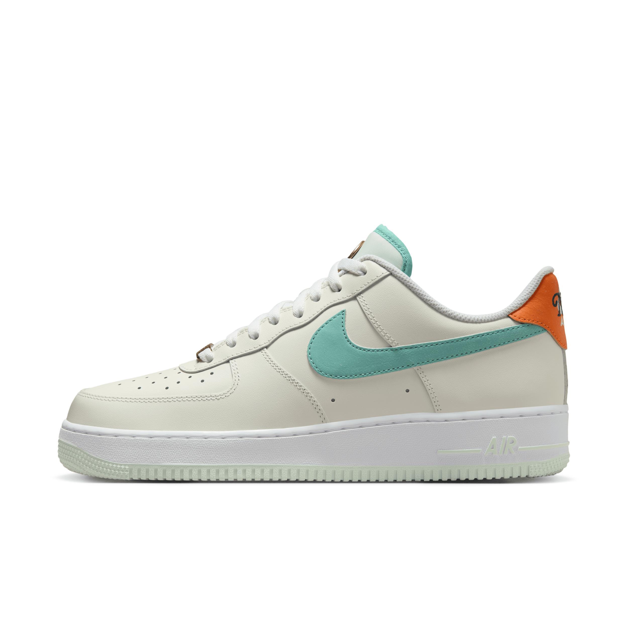Nike Men's Air Force 1 '07 LV Shoes Product Image