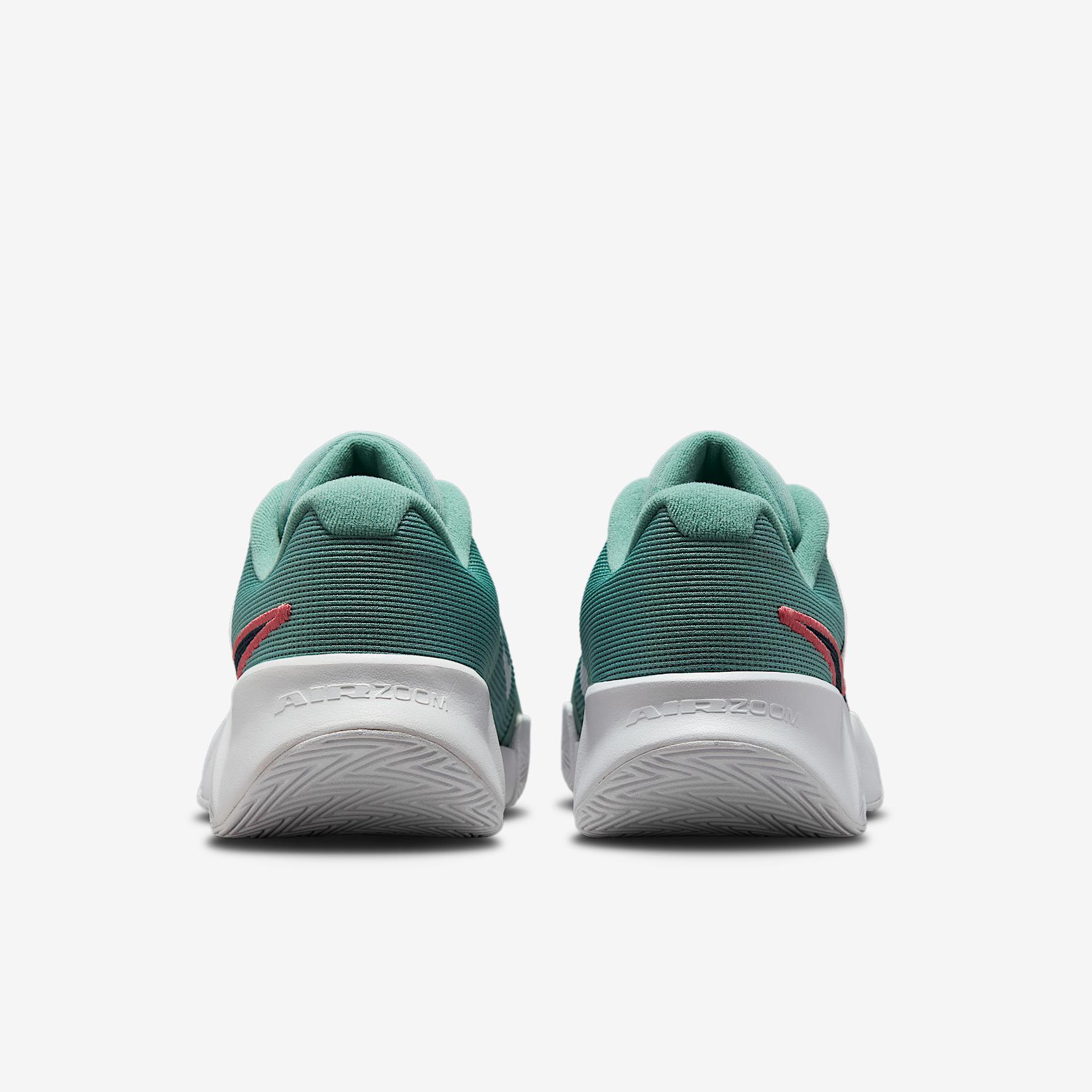 Nike Men's GP Challenge Pro Hard Court Tennis Shoes Product Image
