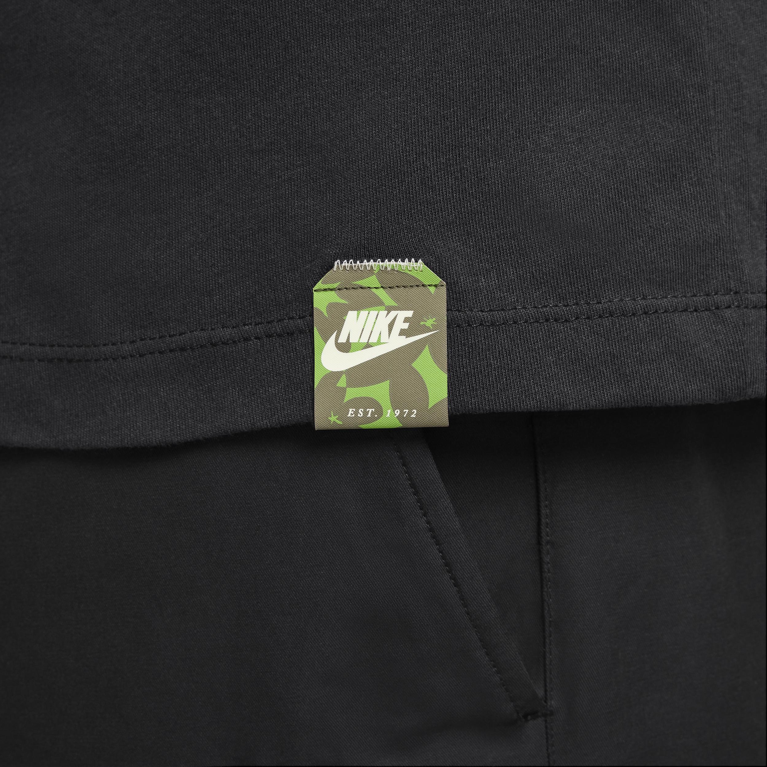 Nike Sportswear Club Long-Sleeve T-Shirt Product Image