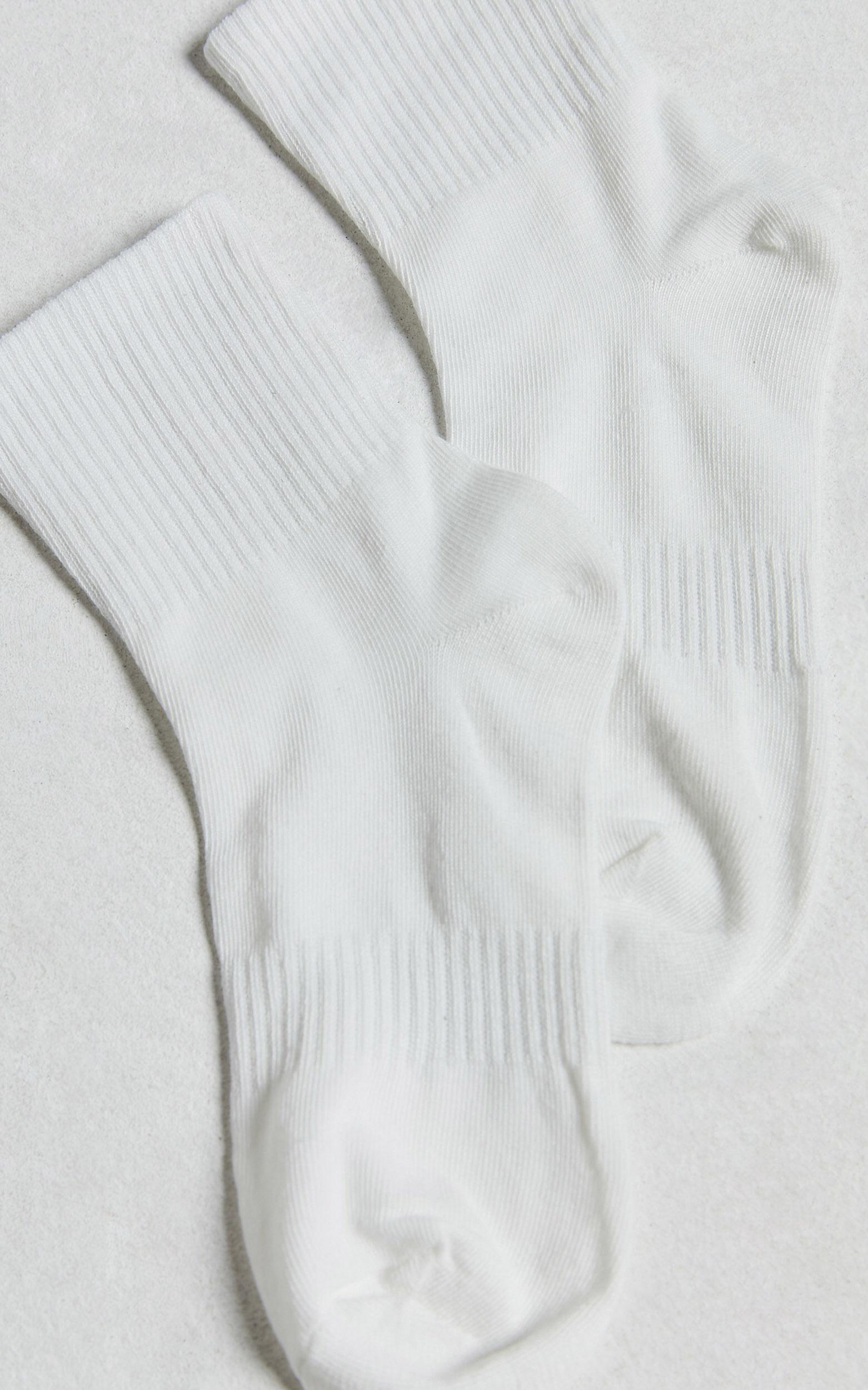 Vasilisa Crew Socks - Pack of 2 in White Product Image