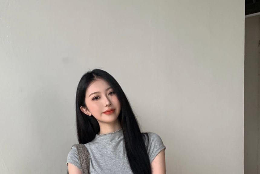 Short-Sleeve Mock-Neck Crop Tee / Wide-Leg Sweatpants Product Image