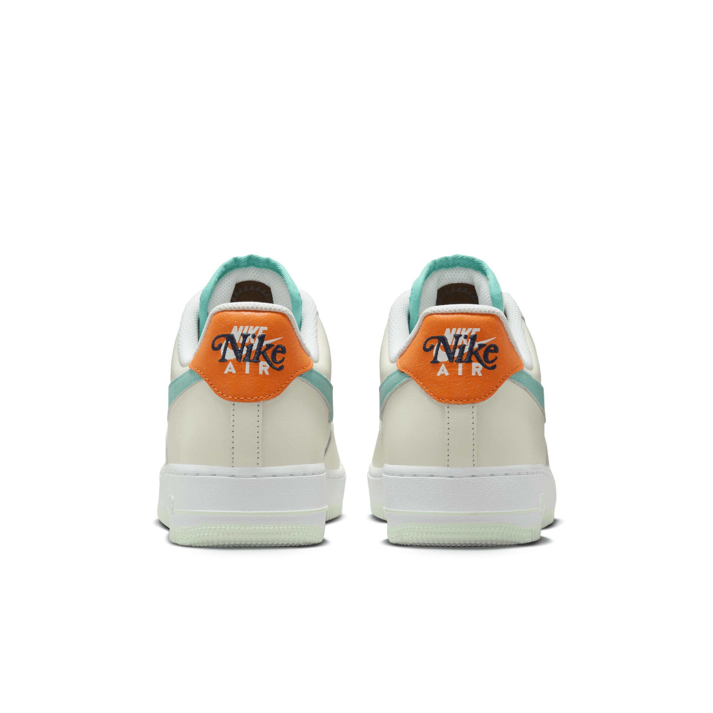 Nike Men's Air Force 1 '07 LV Shoes Product Image