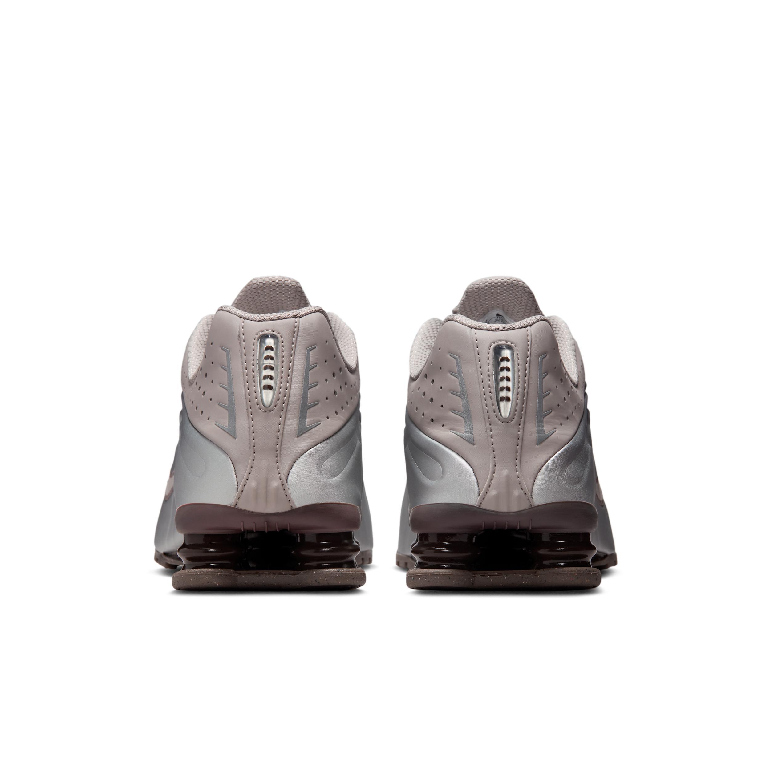 Nike Men's Shox R4 Shoes Product Image