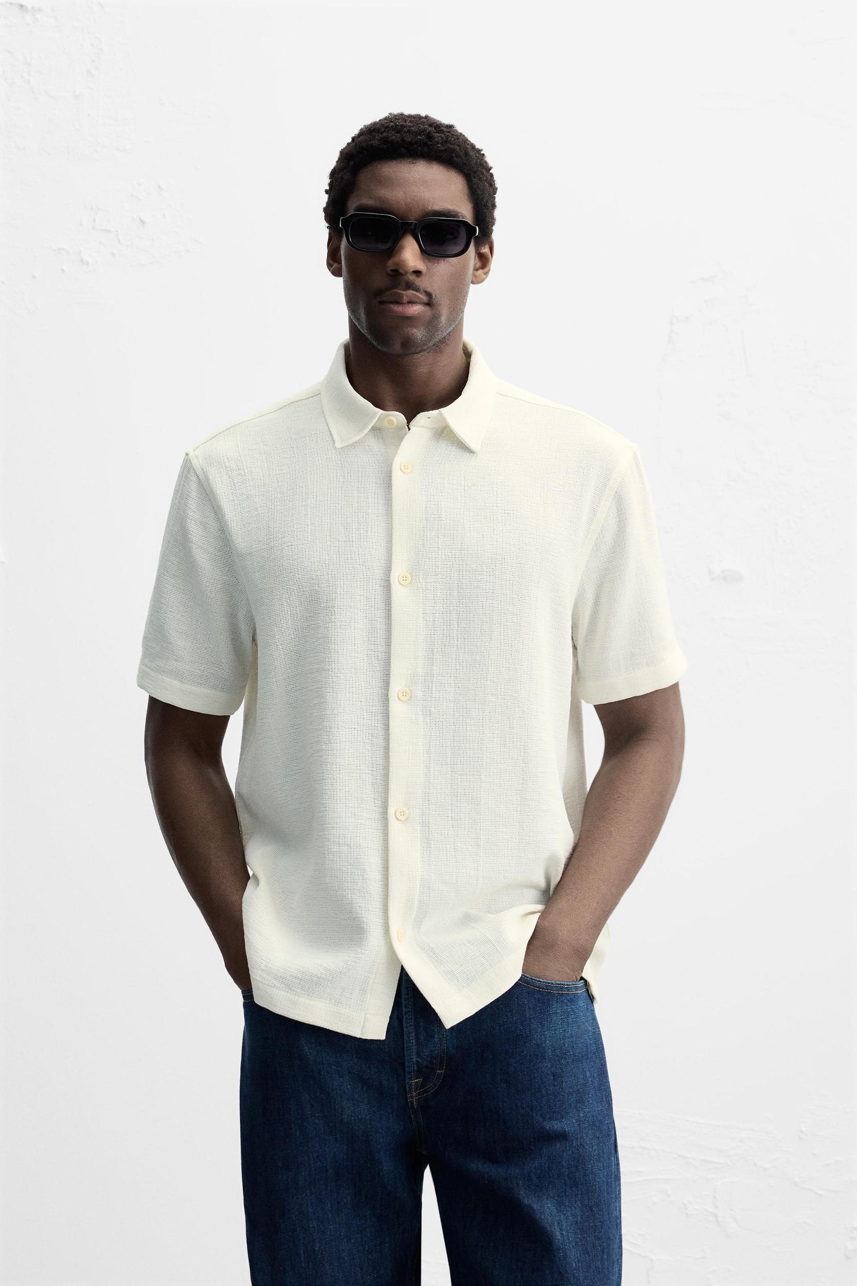 Relaxed fit shirt made of cotton blend fabric. Lapel collar and short sleeves. Side vents at hem. Front button closure. Product Image