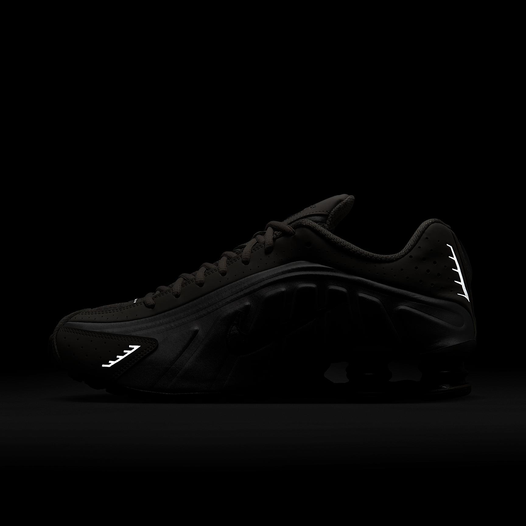 Nike Men's Shox R4 Shoes Product Image