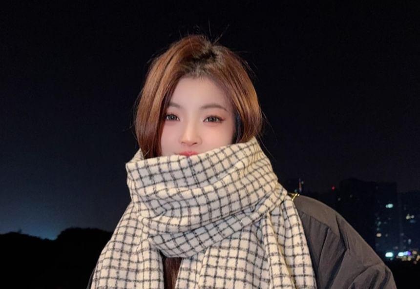 Plaid Fray Scarf Product Image