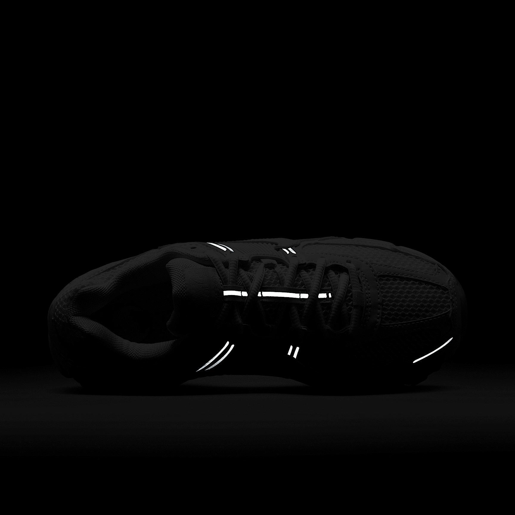 Nike Women's Zoom Vomero 5 Shoes Product Image